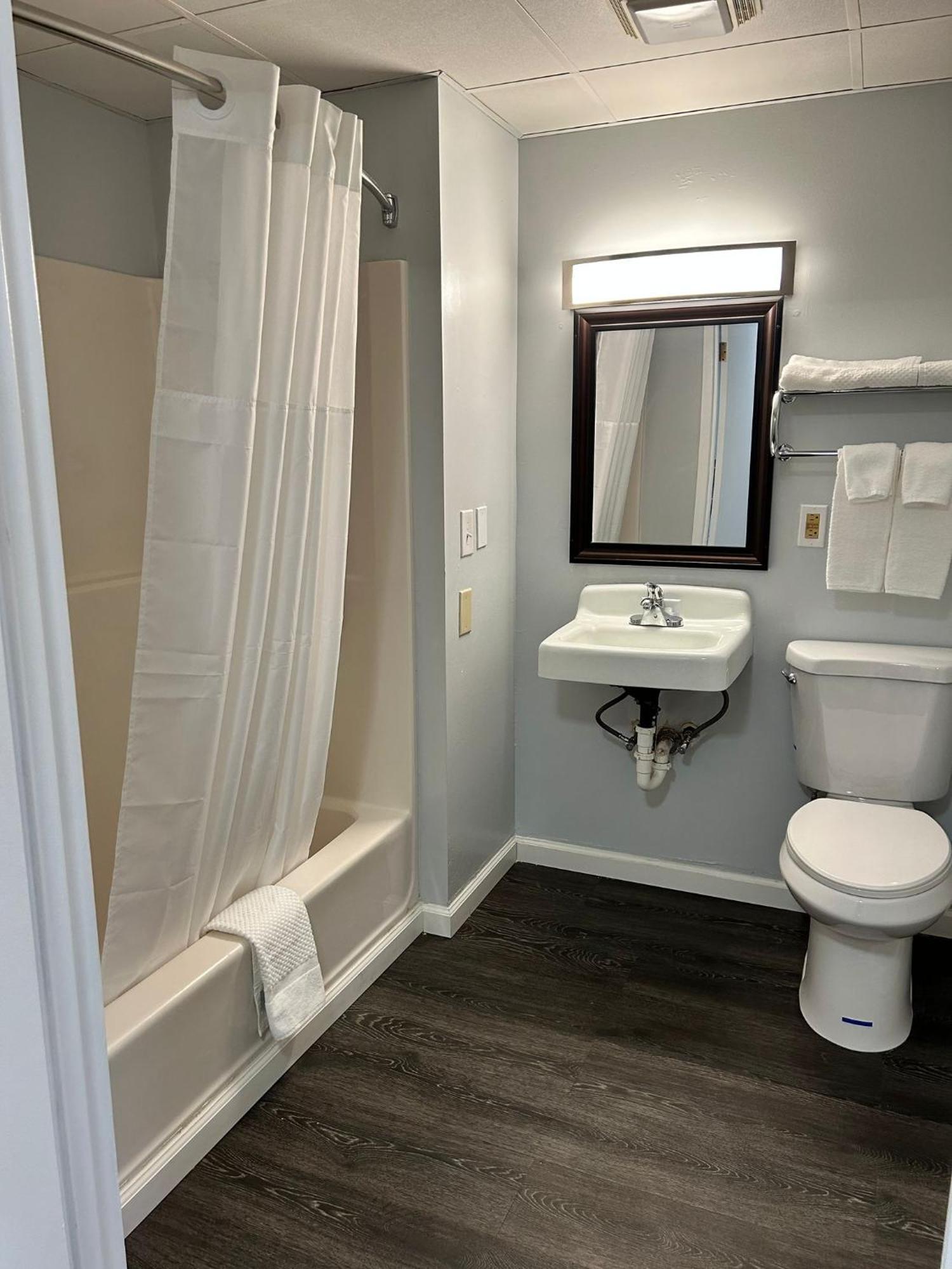 Rodeway Inn Clemmons - Winston-Salem Area ภายนอก รูปภาพ